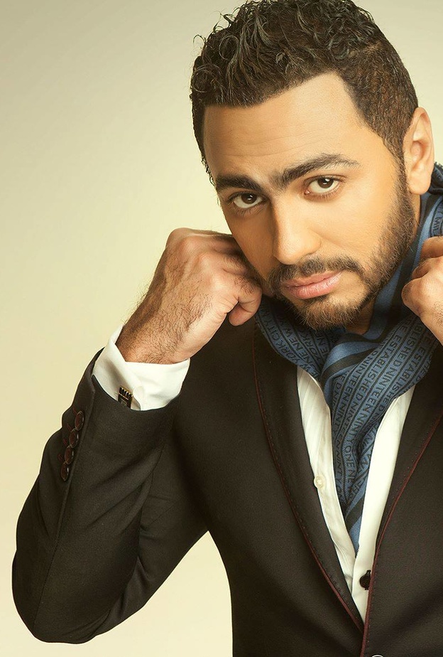 الفتاة تحاول تقبيل تامر حسنى 