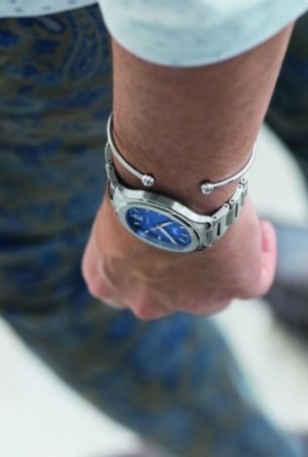 ريان رينولدز مرتديًا ساعة Piaget Polo S Chronograph مزوّدة بحزام من المطّاط الأسود