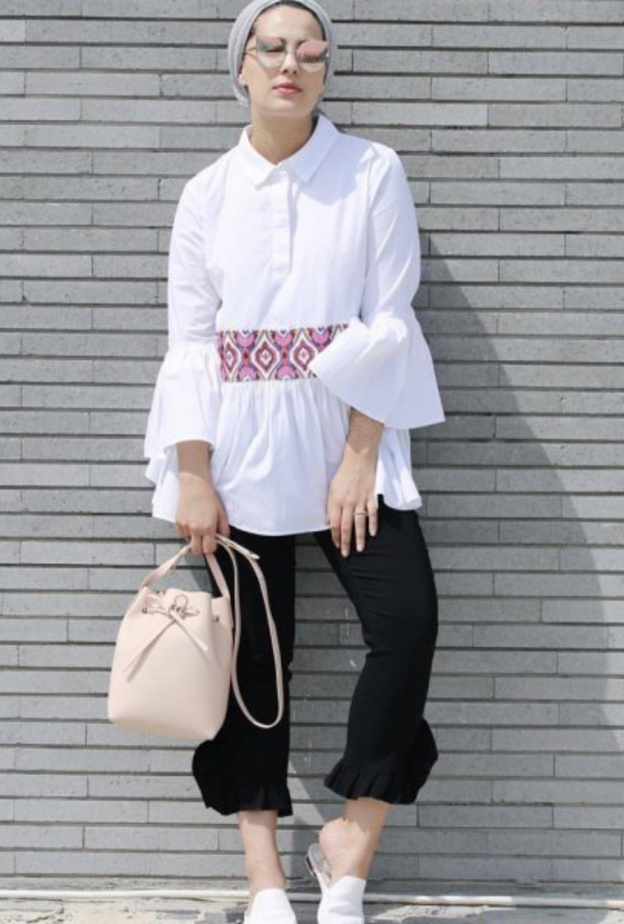 قميص مع أكمام الكشاكش الجرسية نسقته آسيا مع التيشيرت والحذاء الرياضي