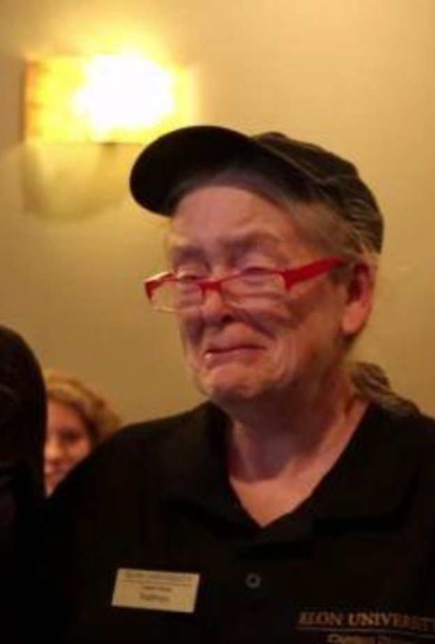 بالفيديو.. طالبتان أمريكيتان تحققان حلم امرأة مسنة