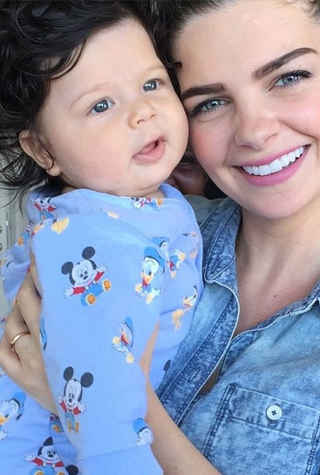 بيلين كارهان وابنها