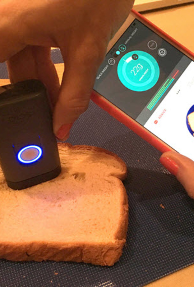 يقوم الجهاز بفحص مكونات الطعام ومعرفة السعرات الحرارية فيه