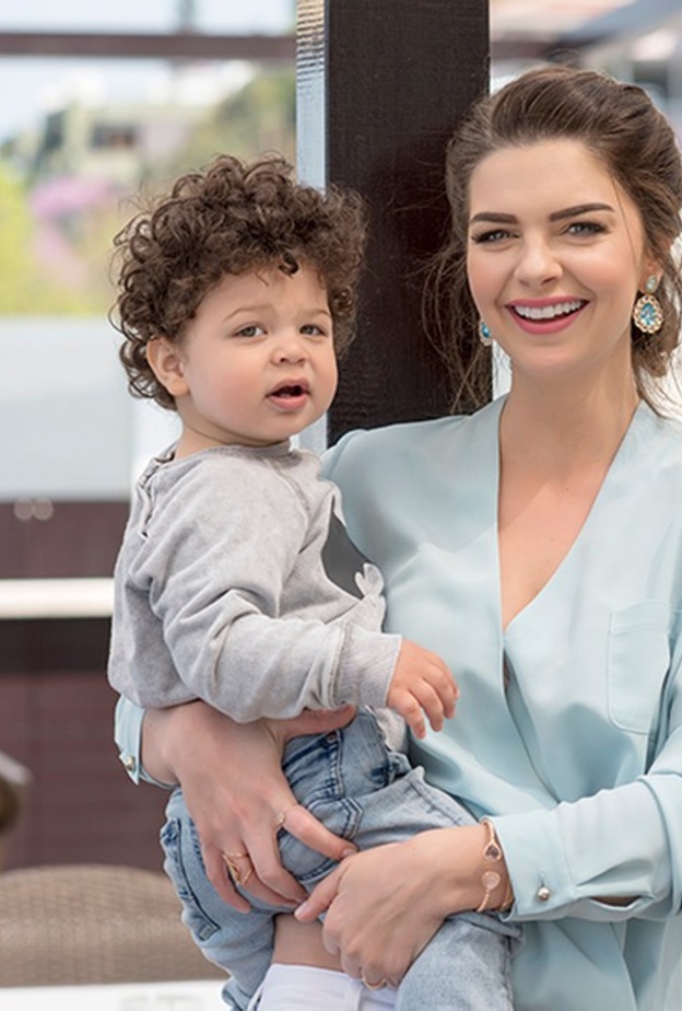 بيلين قارهان وابنها