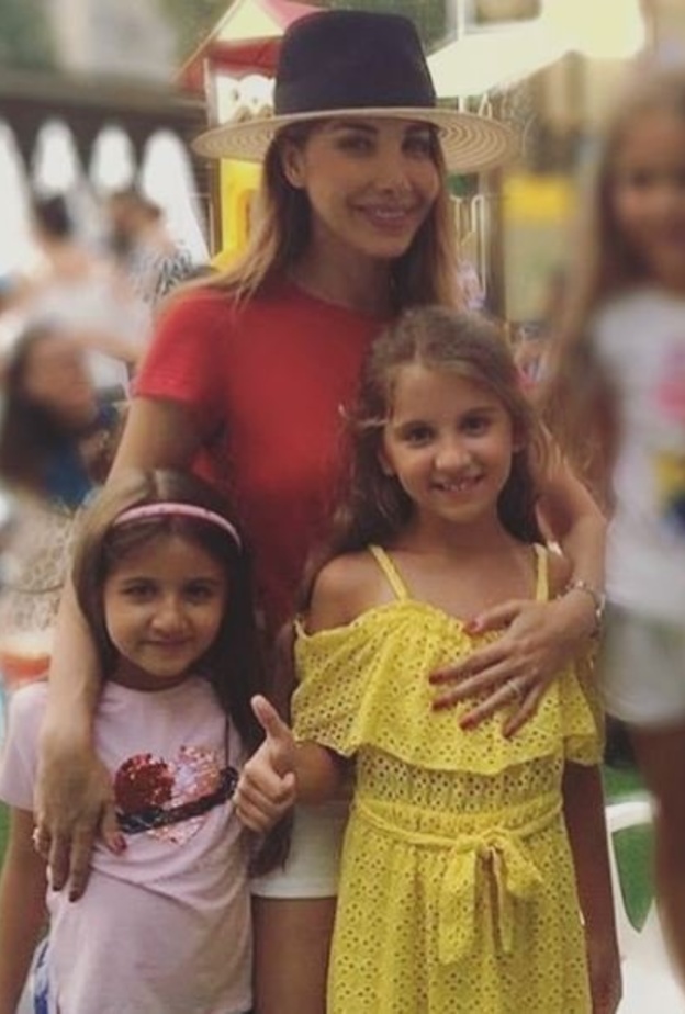 نانسي عجرم تستغل اجازتها لقضائها مع ابنتيها ميلا وايلا