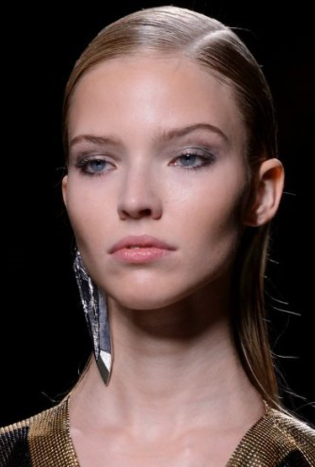 تسريحات شعر مبللة وجانبية من David Koma