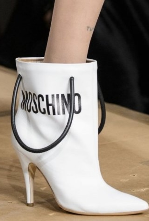 البوت الابيض مع الكعب الاسود من شانيل ‏Chanel