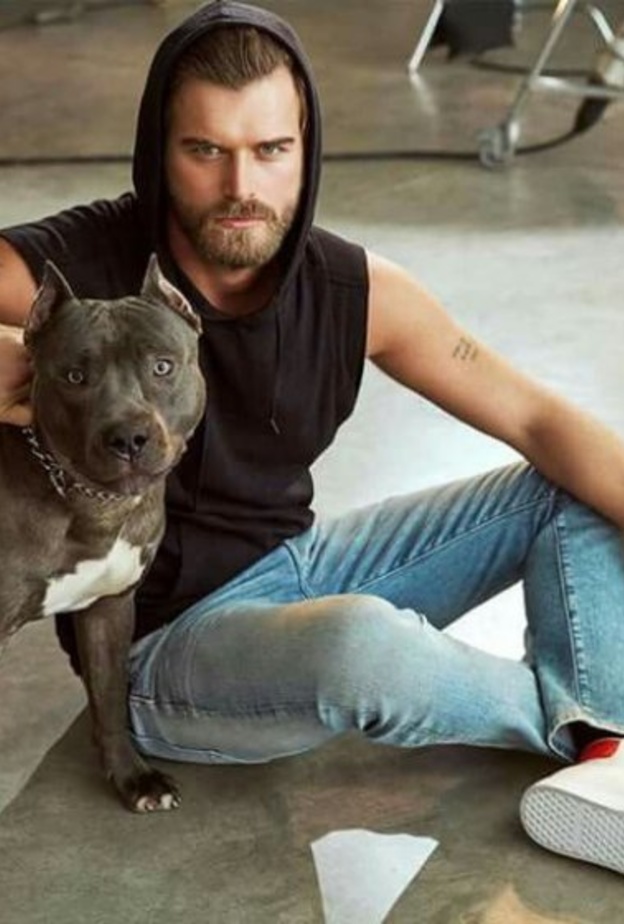 كيفانش تاتليتوغ يتجول مع كلبه على الشاطىء