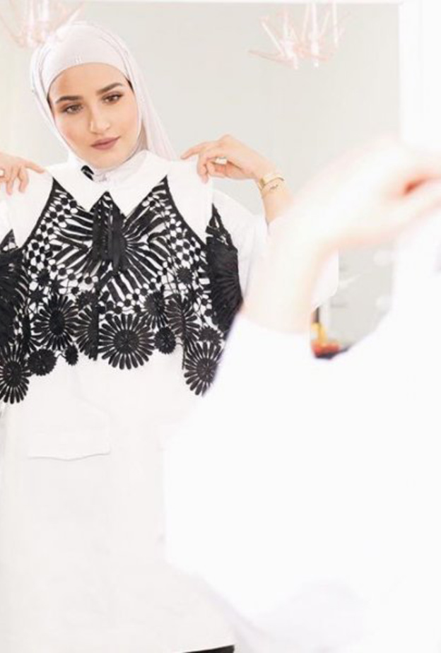 أناقة دلال الدوب باللون الأسود لإطلالة يومية