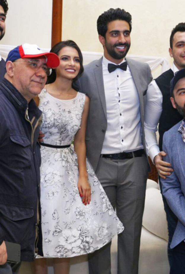 كارمن سليمان تختار موضة فساتين الكلوش الى جانب الاصدقاء