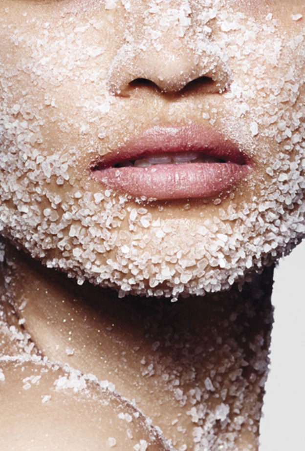 تقشير الوجه بالملح له فوائد مذهلة