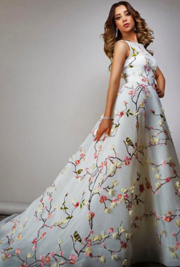 بلقيس بفستان مزخرف بالورود من توقيع المصمم شربل كرم