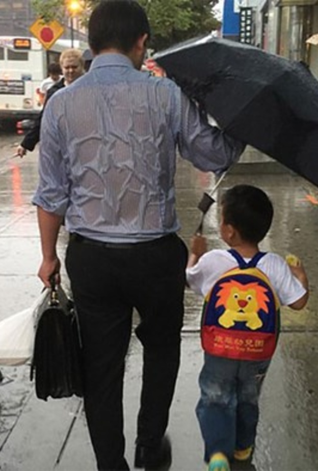 شاهد.. صورة الأب التي اجتاحت مواقع التواصل