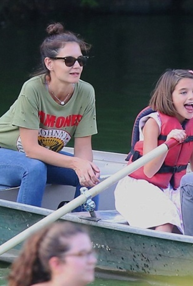 كيتي هولمز وابنتها سوري