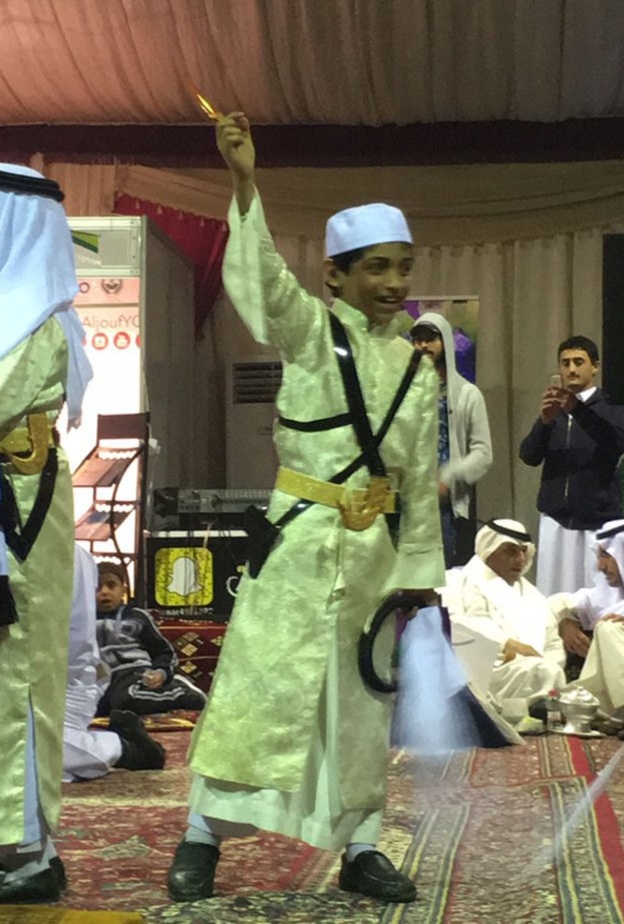 الطفل فيصل التميمي بثوب "المرودن" اللباس الشعبي لمنطقة الجوف