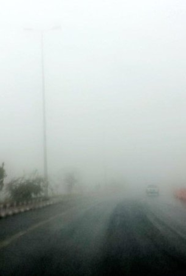 بالصور..الضباب يغطي سماء الباحة وتعليق الدراسة ببعض المناطق