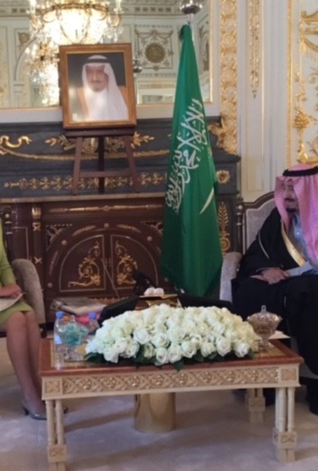 خادم الحرمين الشريفين أثناء لقائه بحاكمة طوكيو 