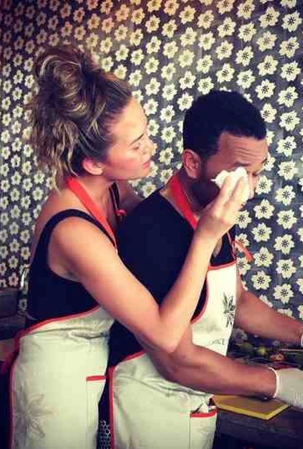 كريسى تايجون تساعد جون ليجاند فى المطبخ على طريقتها