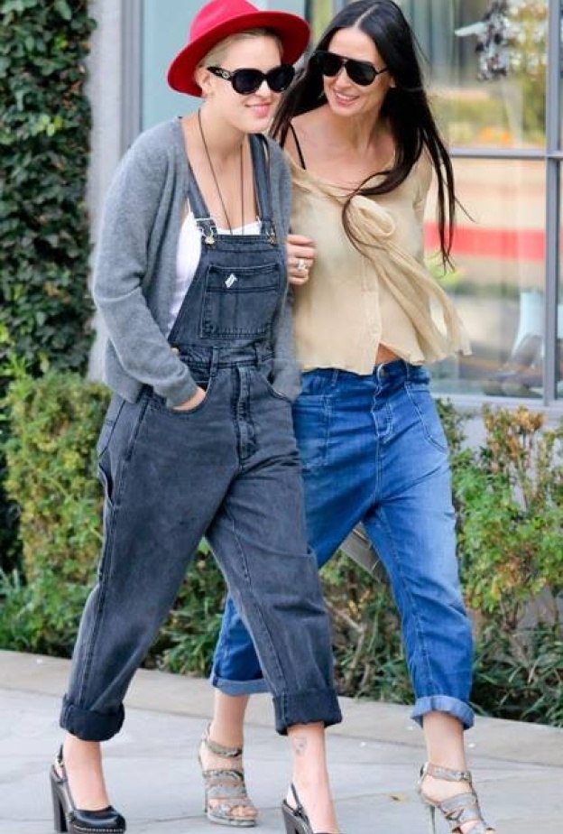 الجمال المتوارث .. ديمي مور مع ابنتها تالولاه ويليس في نزهة تسوق في بيفرلي هيلز