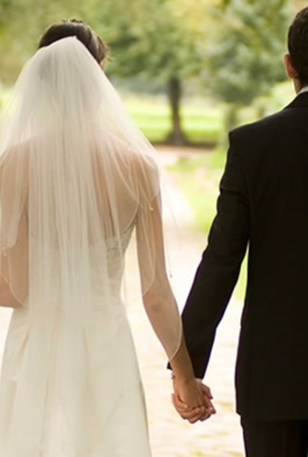 بالفيديو: مصري يستقبل عروسه بمطار عمان بزفة شعبية