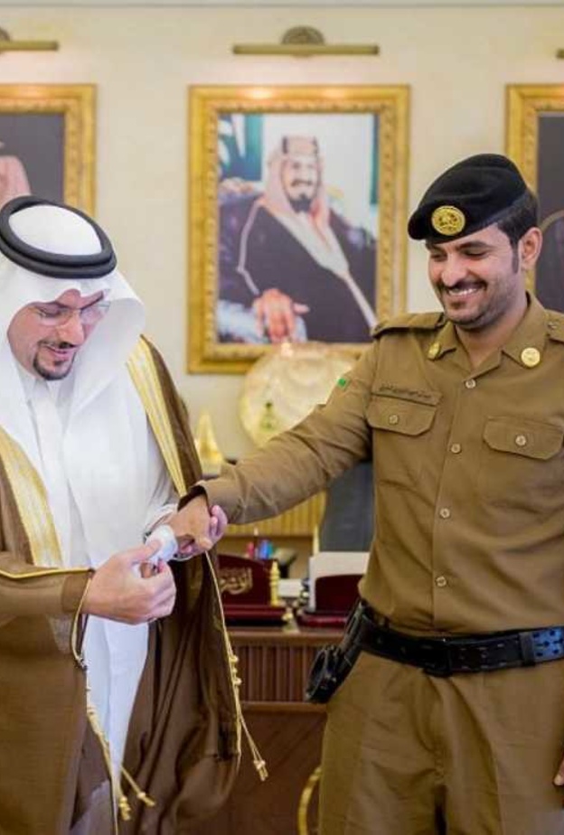 صاحب السمو الملكي أمير القصيم الدكتور فيصل بن مشعل بن سعود بن عبدالعزيز يكرم العريف عيد المطيري 