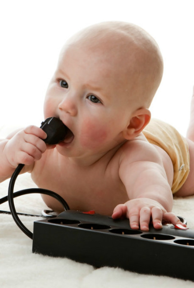 8 أفكار إحترازية لسلامة طفلك الصغير في البيت