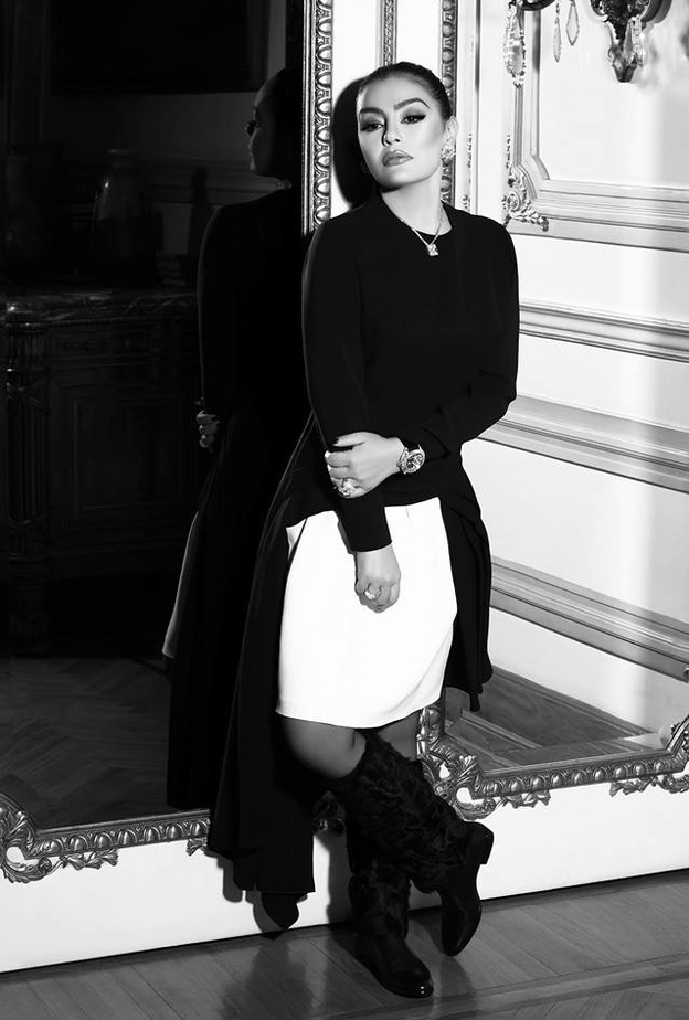 سيرين طفلة حزينة ومرتبكة