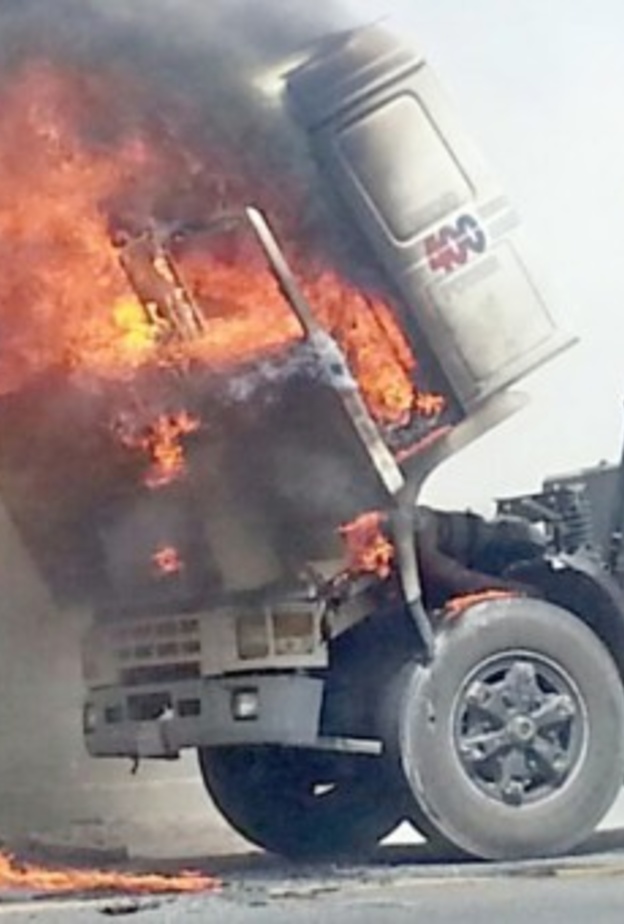  فيديو: مواطنون سعوديون يساهمون بشجاعة في إطفاء حريق كبير 