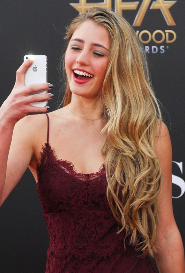 هل تحاول ليا ماري التقاط صوري سيلفي لها أم لمعجبيها؟