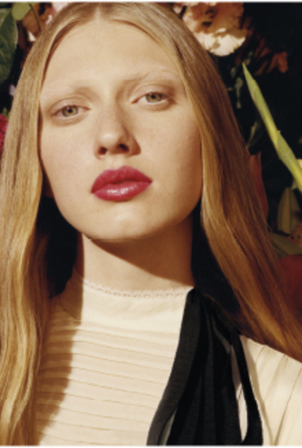 تسـتعرض الحملـةبمجموعتهـا الغنيـة مـن الألـوان والأزهـار، العارضـة مارينـا بولكانوفـا وهـي تمشي عبر نسـق مـن الزهـور والتامثيـل