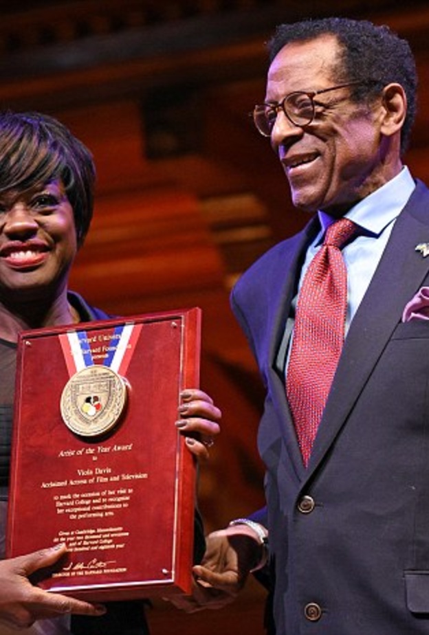 فيولا ديفيس تتسلم جائزة أفضل فنانة من جامعة هارفارد