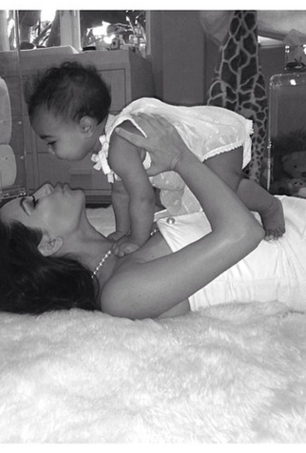 كيم كارداشيان تحتفل بعيد الأم مع طفلتها نورث ويست عبر إنستغرام