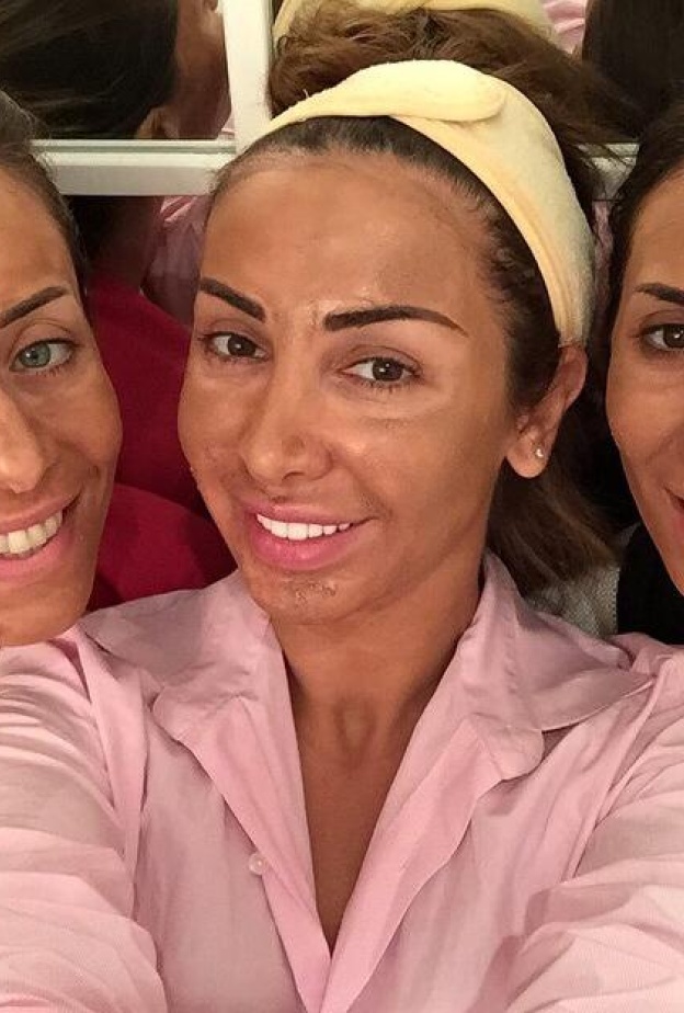 جويل تحاول استعادة نضارة بشرتها من خلال جلسة أقنعه للعناية ببشرتها مع صديقاتها