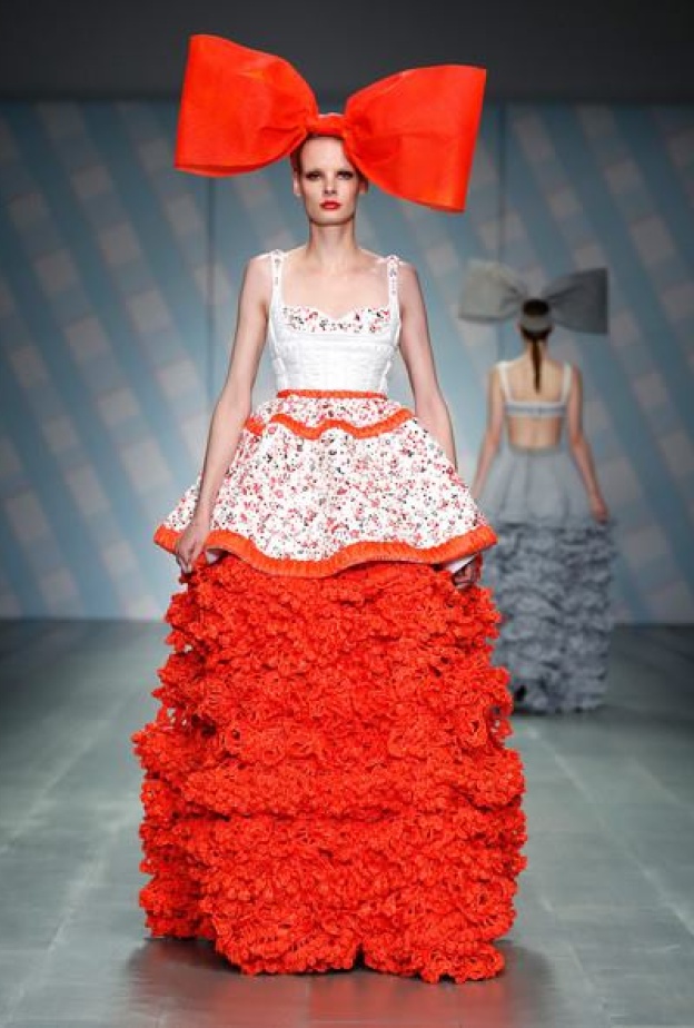 يبدو أن الغرابة هي السمة التي ستطغى على عروض أزياء أسبوع الموضة في لندن لربيع وصيف 2015