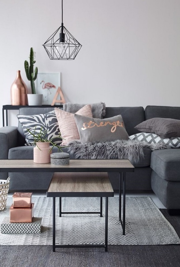 غرفة معيشة بلون رمادي و وردي و نحاسي 