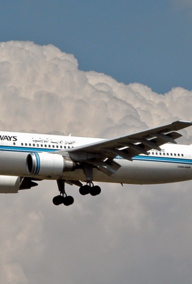 بالفيديو: عاصفة رعدية قوية تضرب طائرة كويتية