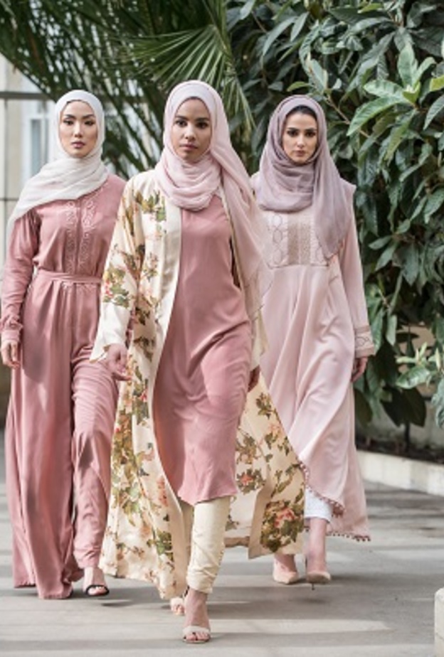 أزياء باللون البنفسجي 