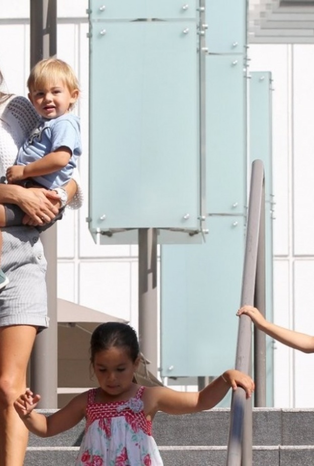 بالصور: أليساندرا أمبروسيو تتسوق مع طفليها