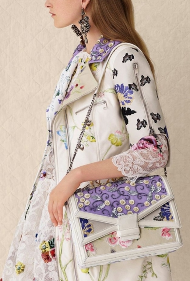 Alexander Mcqueen شنطة يد بيضاء مزخرفة من