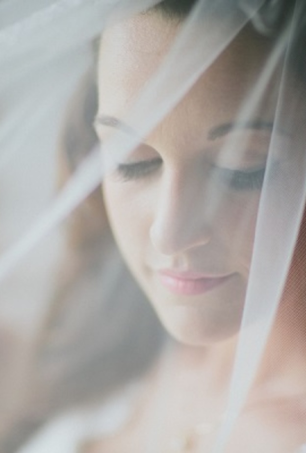 عروس تغطي شعرها