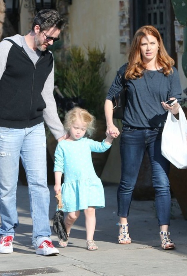 بالصور: إيمي آدامز تتناول الغداء مع عائلتها 