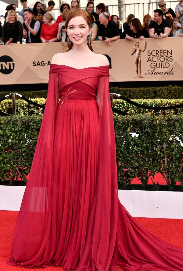 Annalise Basso في فستان احمر