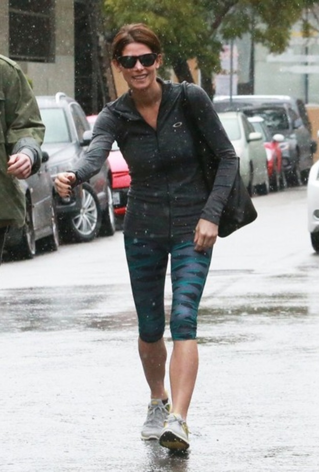 بالصور: آشلي غرين تتريض في المطر