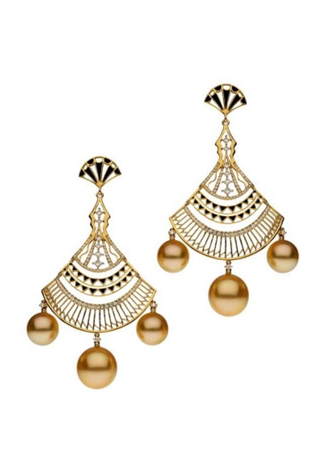 اقراط لؤلؤ و ذهب من تصميم اوتور 