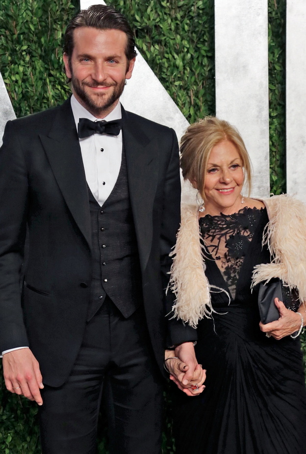 رايان جوسلينج تحدث كثيرا عن علاقته القوية بوالدته دونا والتي تركت عملها عندما كان ابنها رايان في الثالثة عشر من عمره