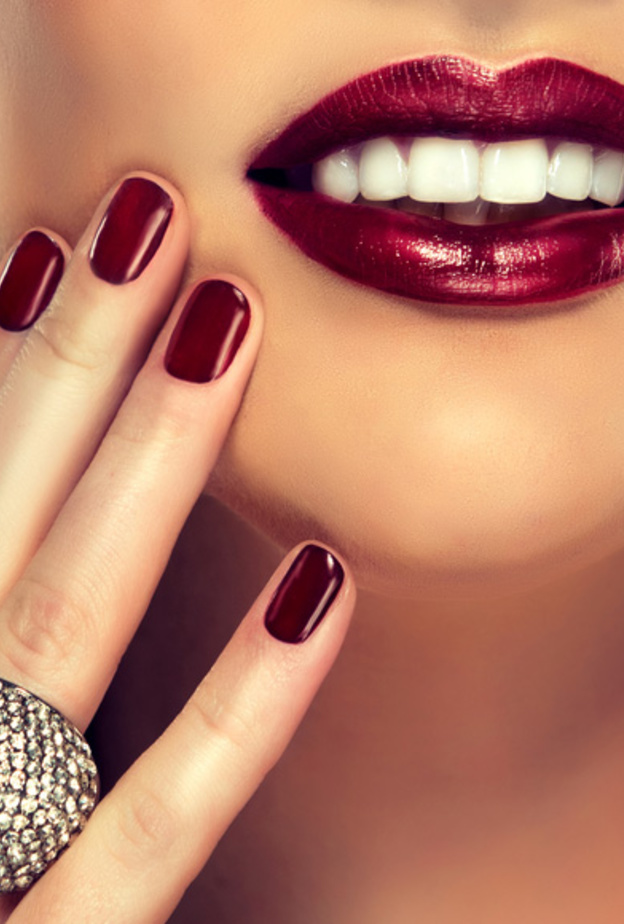 أظافرك أكثر كلاسيكية بالألوان الغامقة