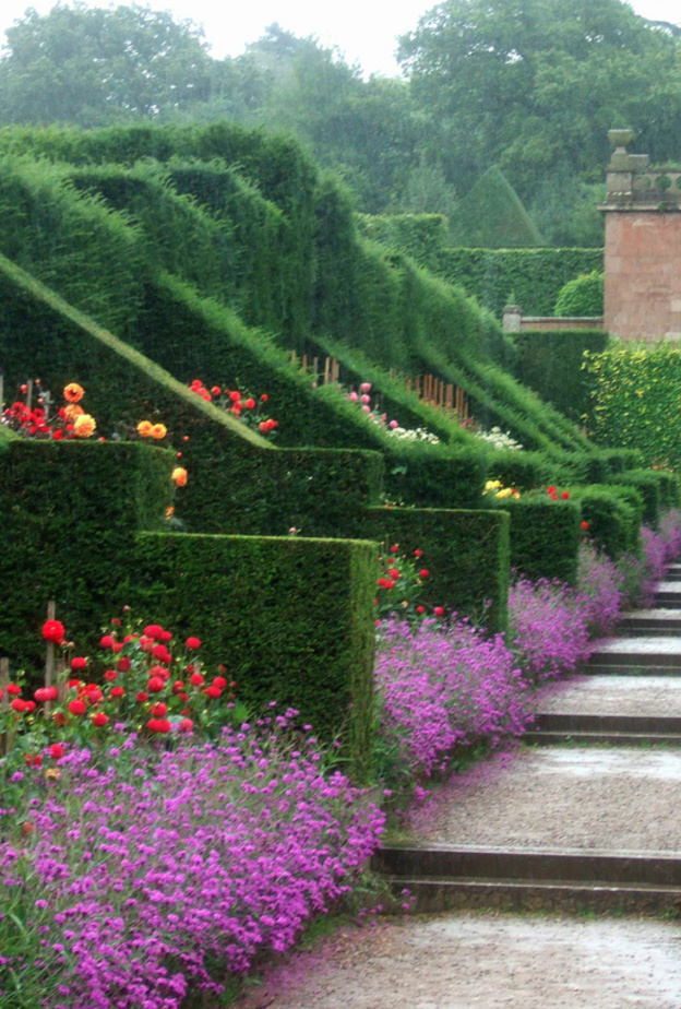 هذه الحديقة الجميلة ظلت لعدة عقود حديقة مهملة ومهجورة ودون عناية