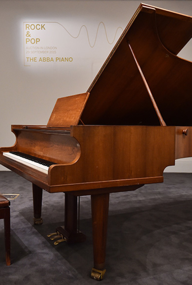 بيانو فرقة ABBA الشهير للبيع بمزاد في لندن