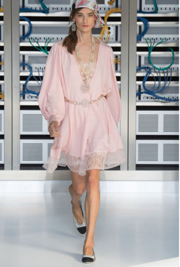 Chanel ملابس نسائية بدرجات الباستيل من 