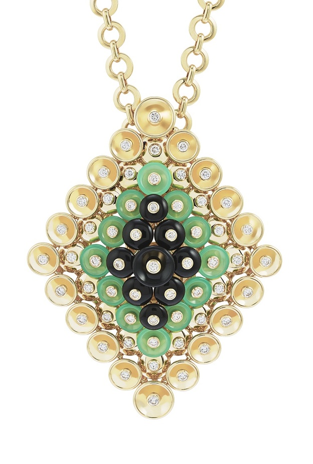 قلادة بوتون دور Bouton d’or من ذهب اصفر والماس، وعقيق اسود و كريسوبراز