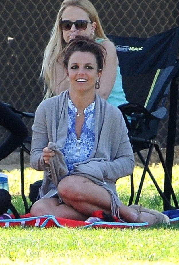 بالصور: بريتني سبيرز تشاهد طفليها يلعبان الكرة